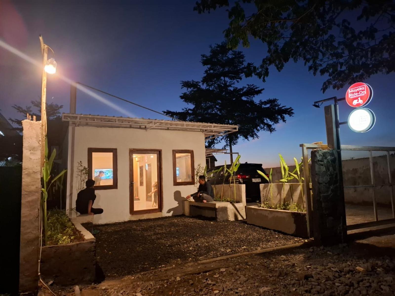 Mayeka Transit Hostel Bandara Internasional Lombok Praya Exterior photo