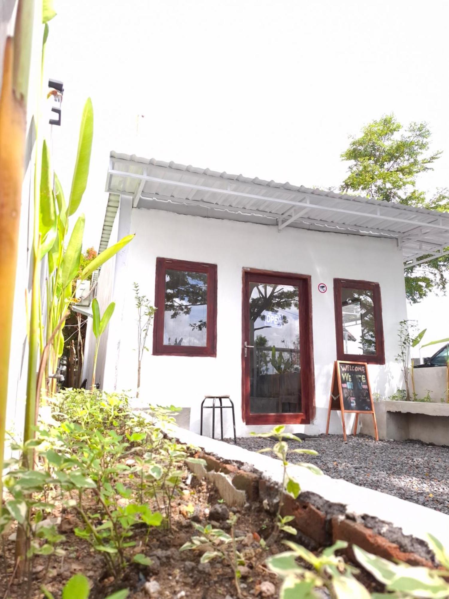 Mayeka Transit Hostel Bandara Internasional Lombok Praya Exterior photo