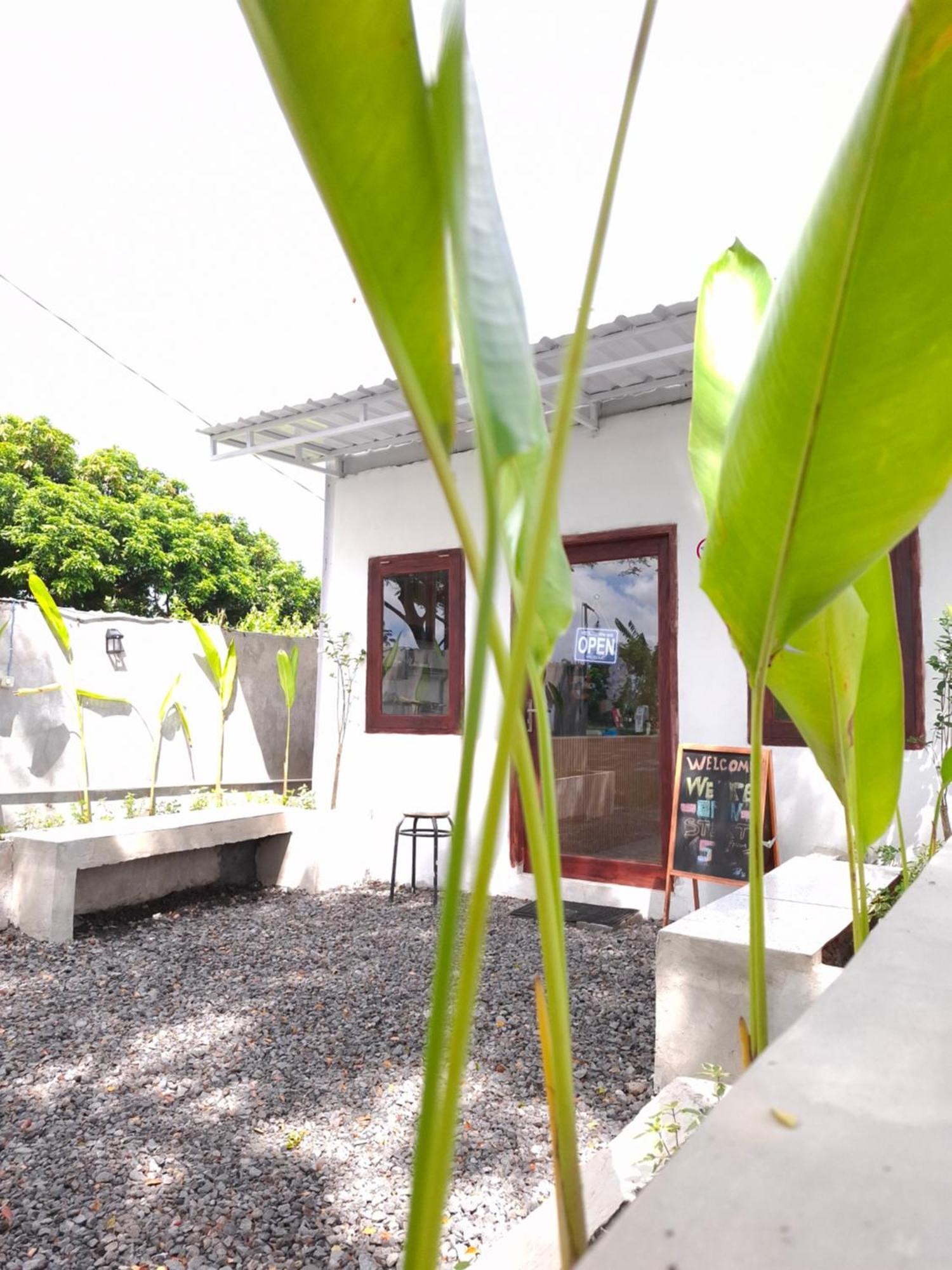 Mayeka Transit Hostel Bandara Internasional Lombok Praya Exterior photo